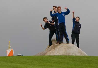 guys_on_statue